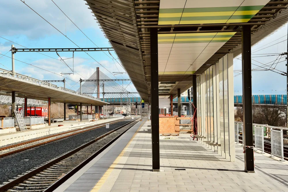 Železniční stanice Praha-Zahradní Město a přestupní uzel MHD bude sloužit od září. Podívejte se, jak vypadá jeho výstavba