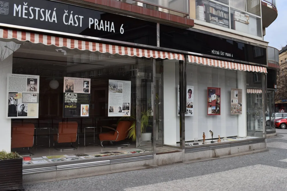 V Galerii Skleňák v Praze 6 je možné zhlédnout výstavu věnovanou Josefu Škvoreckému