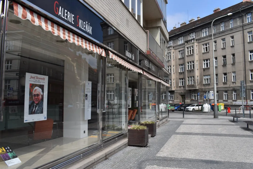 V Galerii Skleňák v Praze 6 je možné zhlédnout výstavu věnovanou Josefu Škvoreckému