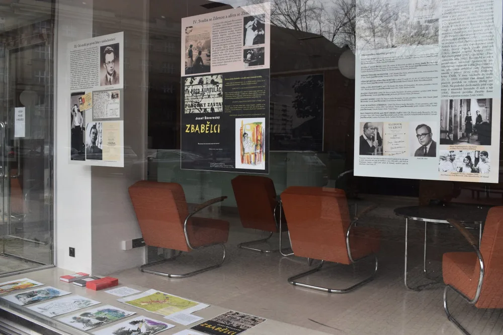 V Galerii Skleňák v Praze 6 je možné zhlédnout výstavu věnovanou Josefu Škvoreckému