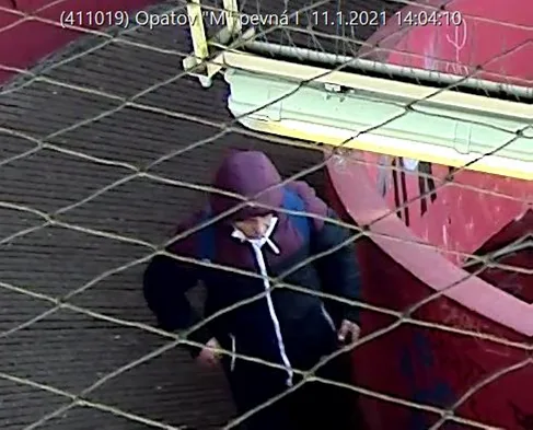 Útočník napadl cestujícího na hlavním nádraží. Policisté po něm pátrají již od ledna