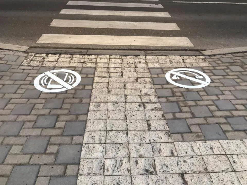 Praha 14 udělala u přechodů výstražné obrázky, mají zvýšit bezpečnost