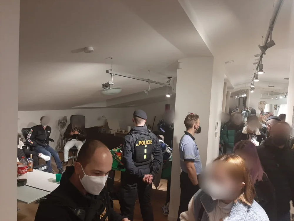 Na párty v centru Prahy bylo 56 osob. Hlasitě se bavící lidi udali policistům sousedi