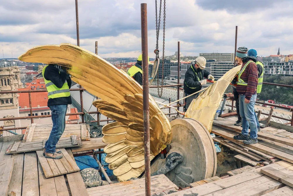 Plastika zlatých křídel z roku 1907 opět zdobí Fantovu budovu