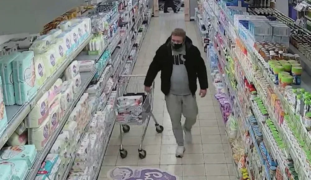 Policisté pátrají po muži, který kradl zboží v obchodním domě