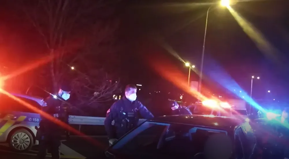 Řidička ujížděla policii až 180 kilometrovou rychlostí. Najížděla na policejní vůz