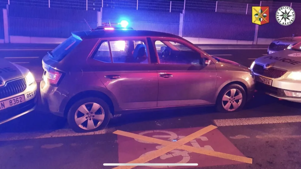 Řidička ujížděla policii až 180 kilometrovou rychlostí. Najížděla na policejní vůz