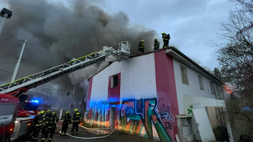 V Praze hoří hala, požár blokuje dopravu v celé oblasti. Nevětrejte, varují chemici