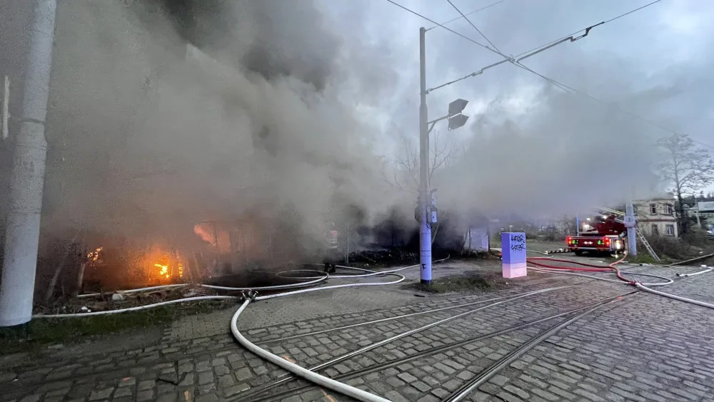 V Praze hoří hala, požár blokuje dopravu v celé oblasti. Nevětrejte, varují chemici