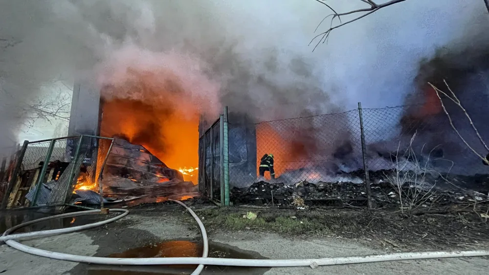 V Praze hoří hala, požár blokuje dopravu v celé oblasti. Nevětrejte, varují chemici