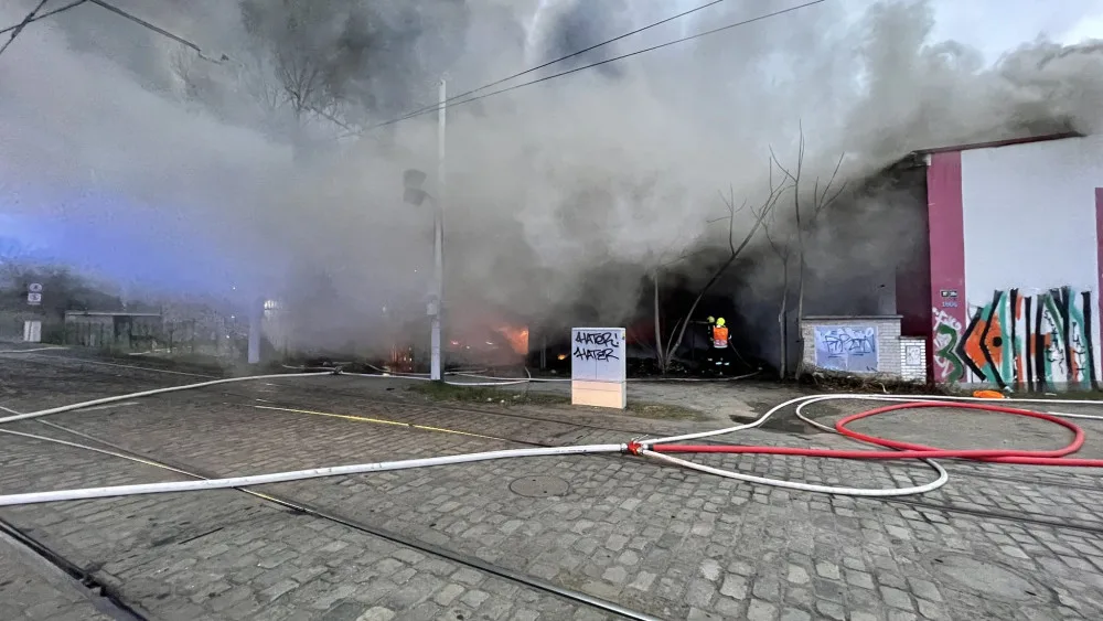 V Praze hoří hala, požár blokuje dopravu v celé oblasti. Nevětrejte, varují chemici