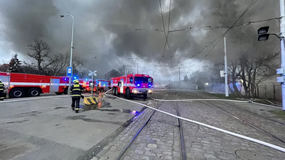V Praze hoří hala, požár blokuje dopravu v celé oblasti. Nevětrejte, varují chemici