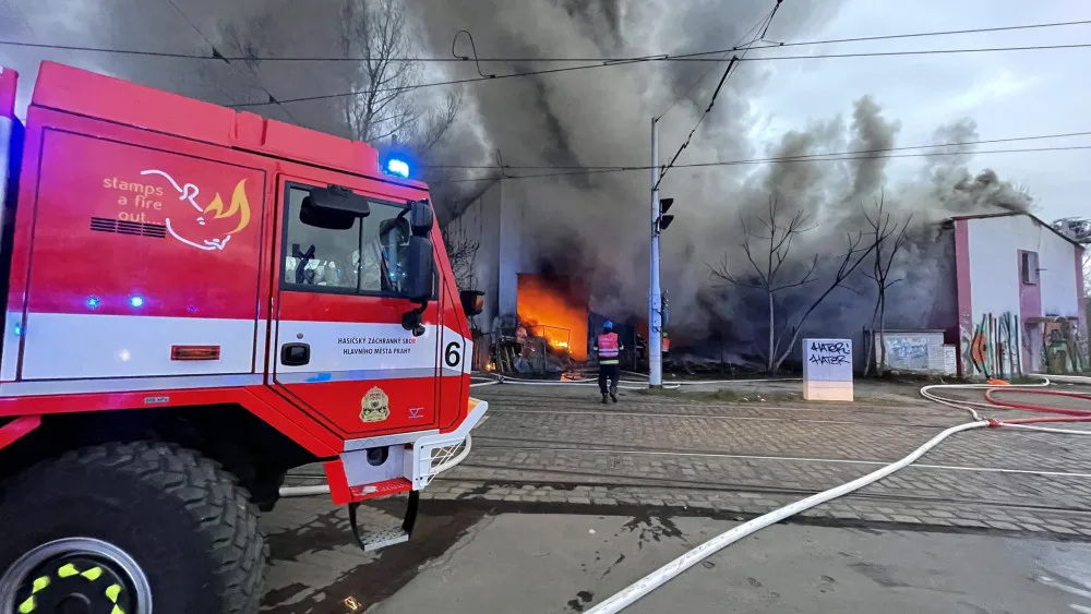 V Praze hoří hala, požár blokuje dopravu v celé oblasti. Nevětrejte, varují chemici
