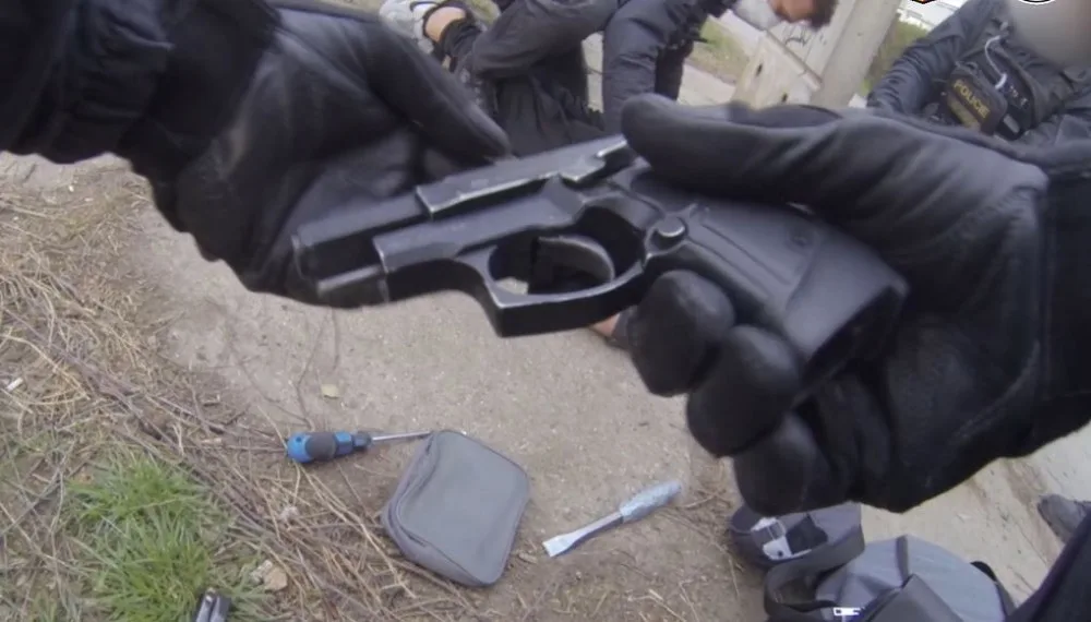 Muž s pistolí v ruce se vloupal do obytného domu. Policisté ho zadrželi krátce po činu
