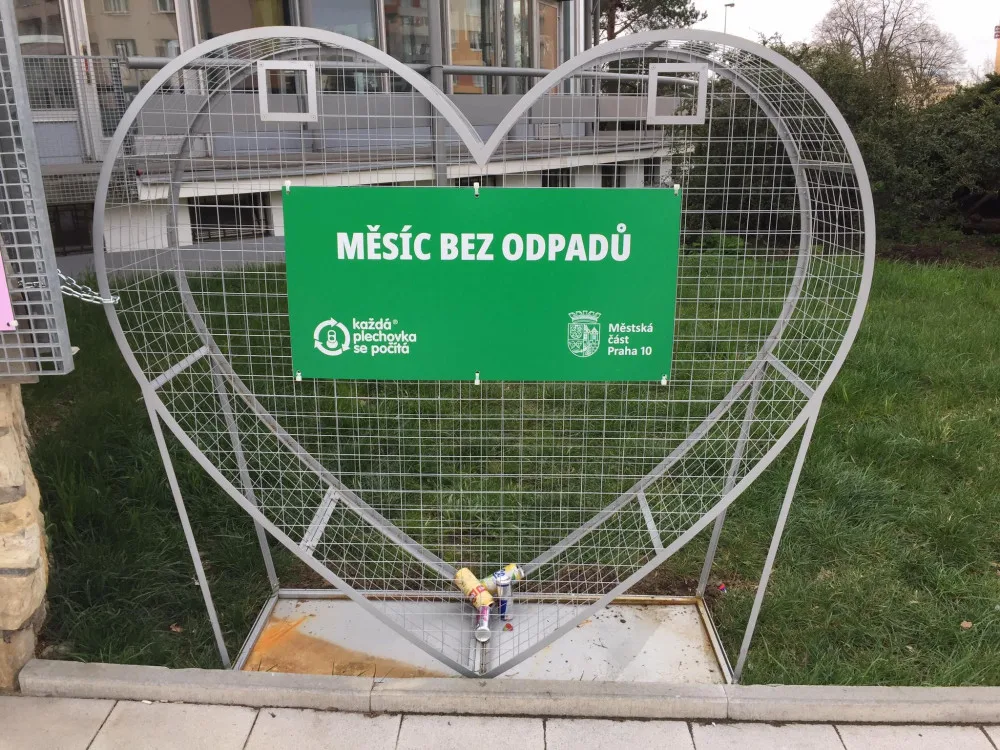 Velké srdce vzniklo na Zahradním Městě v Praze 10. Má motivovat ke sběru plechovek