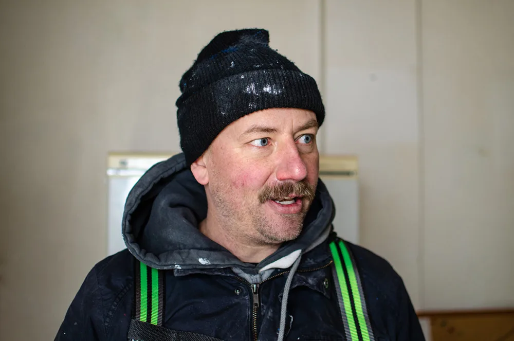 V Praze vzniká největší nástěnná malba. Rád maluju obyčejné lidi, říká David Strauzz