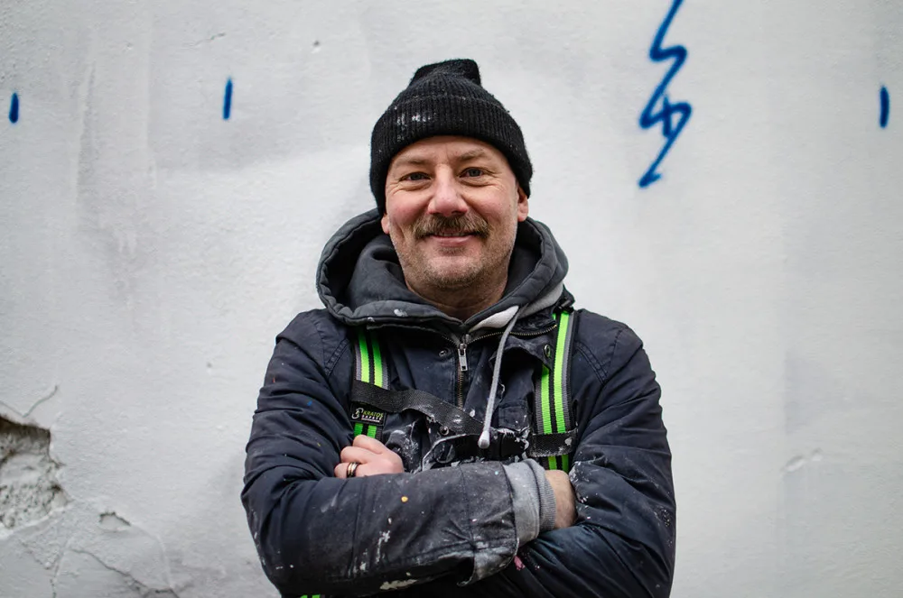 V Praze vzniká největší nástěnná malba. Rád maluju obyčejné lidi, říká David Strauzz