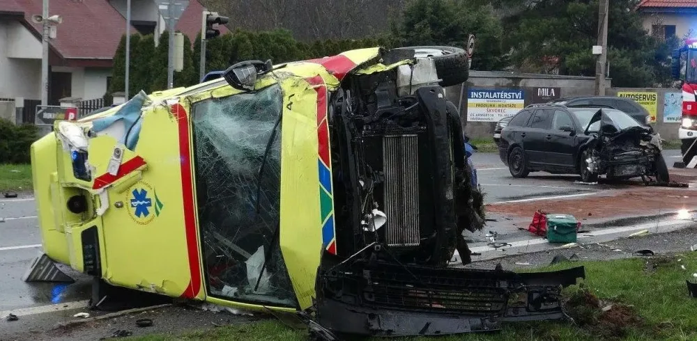 V Úvalech dopoledne havarovala sanitka a převrátila se na bok