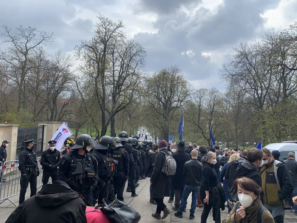 Před ruskou ambasádou demonstrovala stovka lidí. Provolávali Rusku hanbu