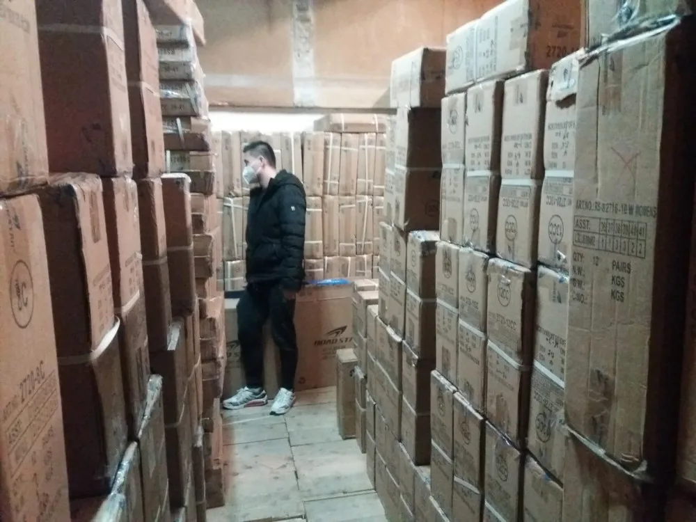 V Sapě aktuálně probíhá rozsáhlý zásah. Celníci objevily sklady plné padělků