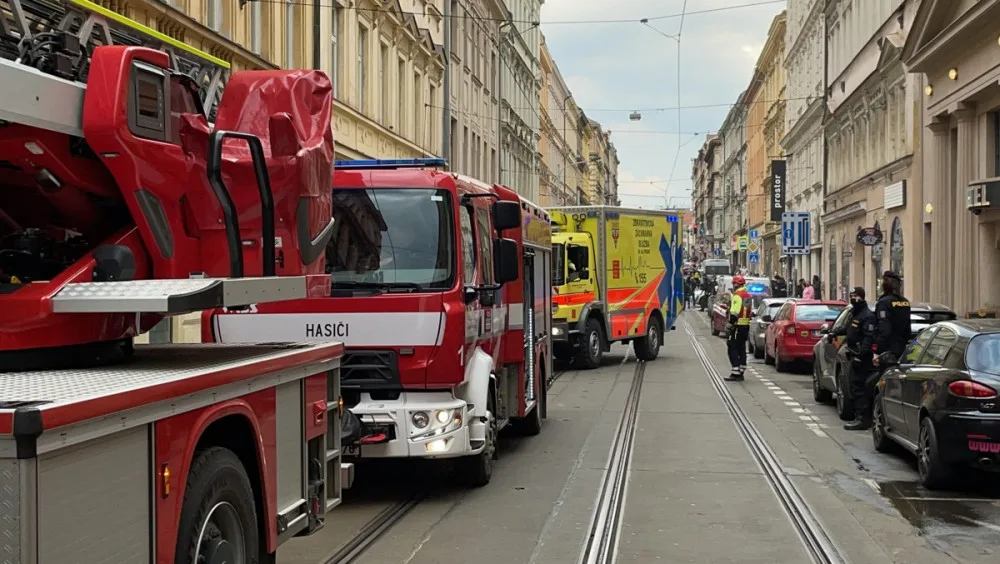 Požár bytu v Praze přerušil dopravu. Hasiči zachránili čtyři lidi a jednoho psa