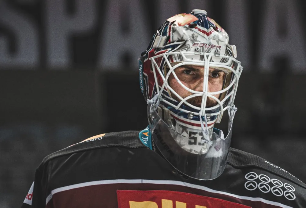 Sparta má o brankářích jasno. Salák v Praze pokračuje, Machovský míří do KHL