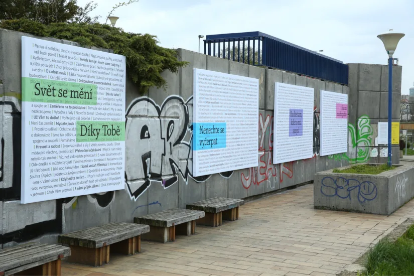 Výstava Básně z dálnice je výběrem sloganů z billboardů u českých dálnic