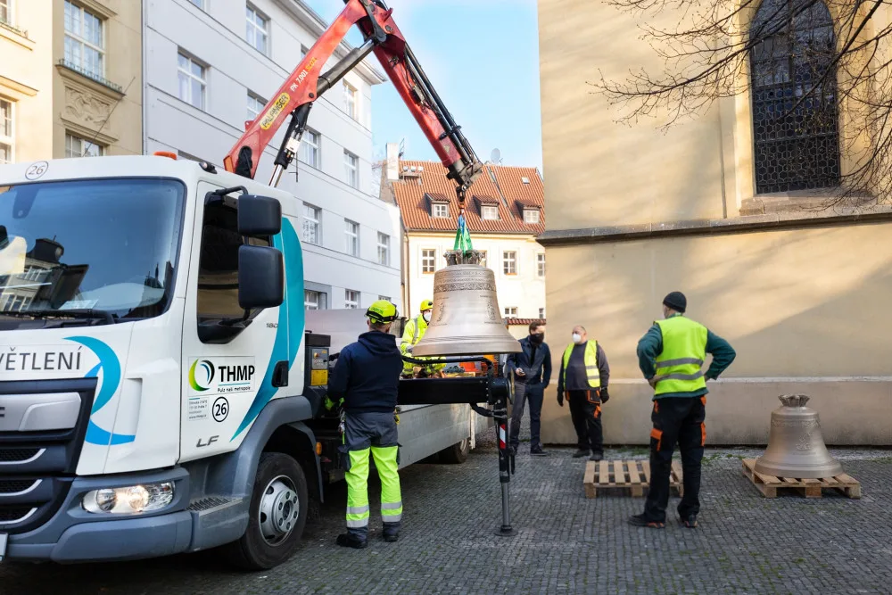 Po 105 letech jsou v kostele sv. Haštala opět všechny zvony. Haštal i František už jsou na svém místě