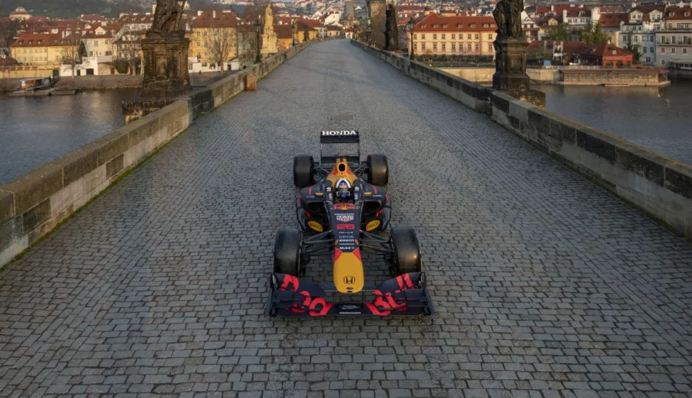 Formule při natáčení zaneřádila místa v Praze. Vojenská policie dělala kompars zdarma