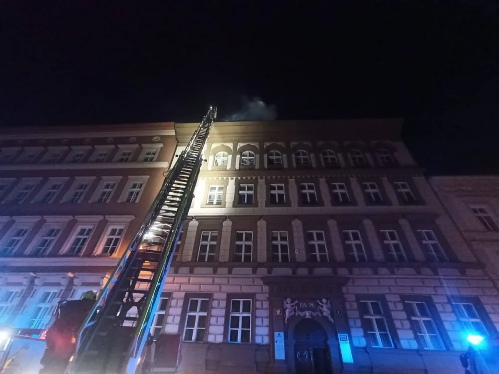 Lidé při požáru v Praze přišli o střechu nad hlavou. Radnice jim poskytla náhradní ubytování