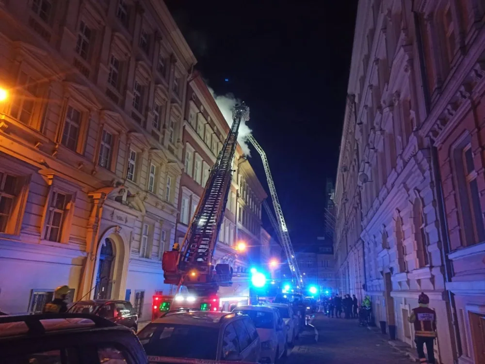 Lidé při požáru v Praze přišli o střechu nad hlavou. Radnice jim poskytla náhradní ubytování