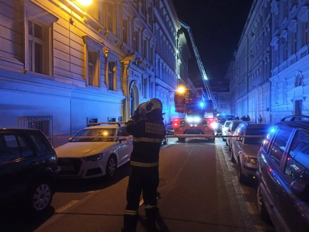 Lidé při požáru v Praze přišli o střechu nad hlavou. Radnice jim poskytla náhradní ubytování