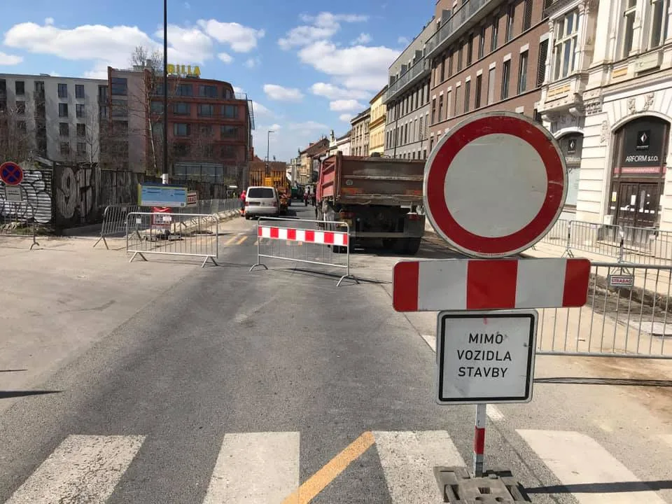 Koněvova ulice na Žižkově je ode dneška uzavřena. Omezení potrvá července