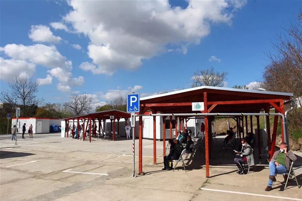 Ve vinohradské nemocnici vzniklo nové očkovací centrum. Kapacitu má až 1440 lidí