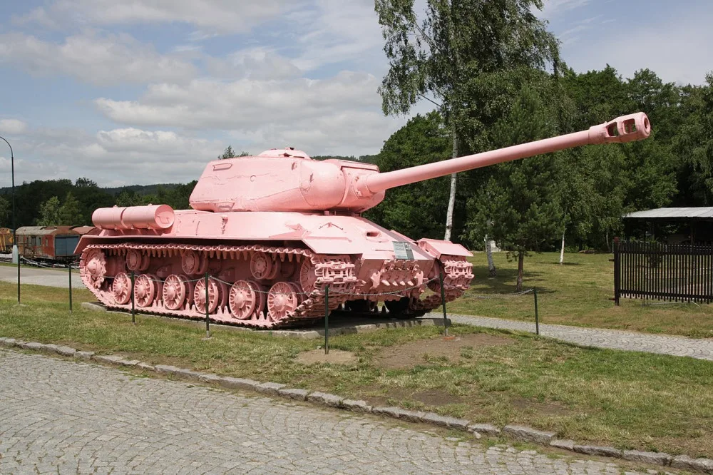 Smíchovský sovětský tank poprvé zrůžověl před 30 lety