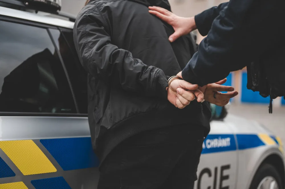 Čtrnáctiletý chlapec měl v Praze pobodat svého kamaráda a jeho matku. Je v rukou policie