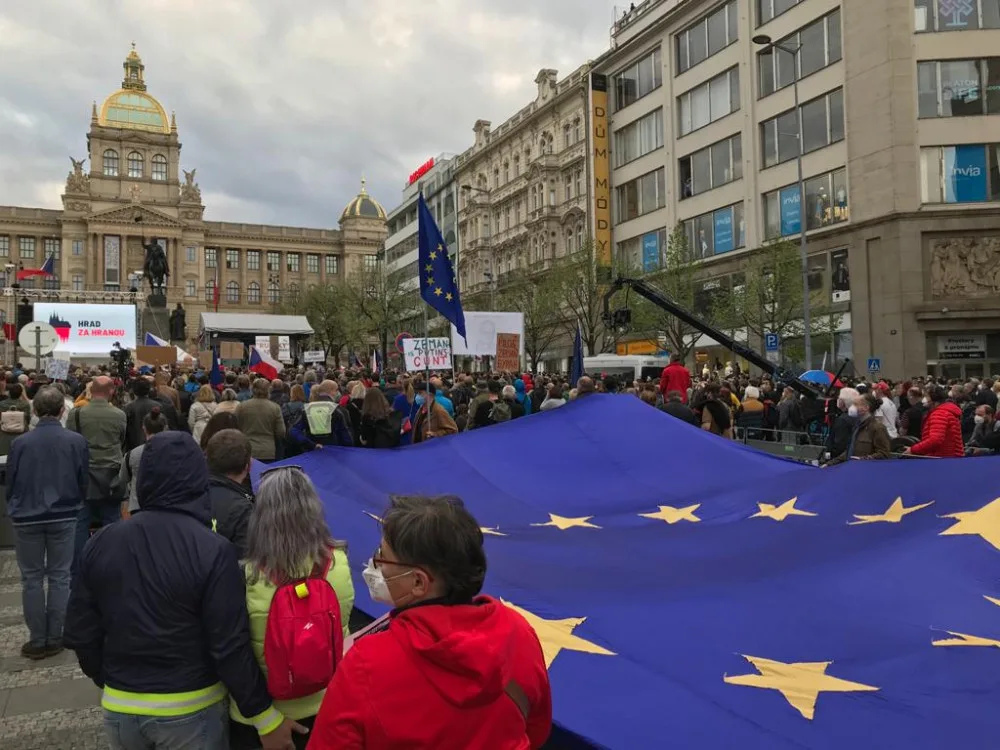 Na Václavském náměstí demonstrují stovky lidí proti Zemanovi