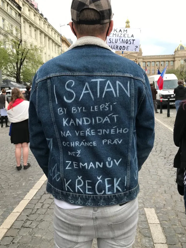 Na Václavském náměstí demonstrují stovky lidí proti Zemanovi