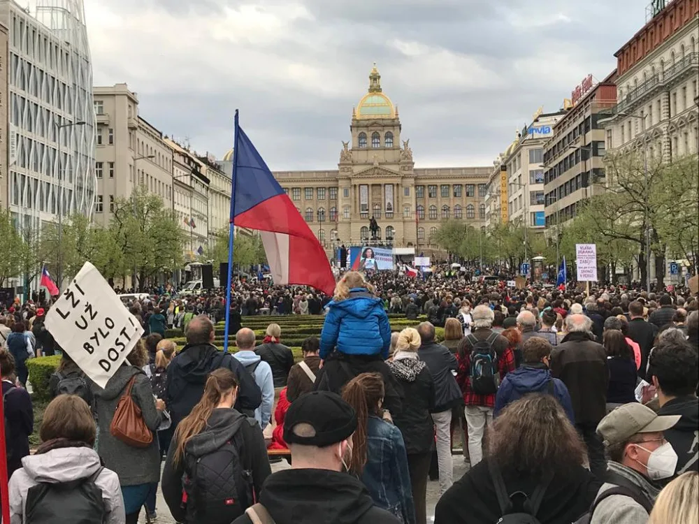 Na Václavském náměstí demonstrují stovky lidí proti Zemanovi