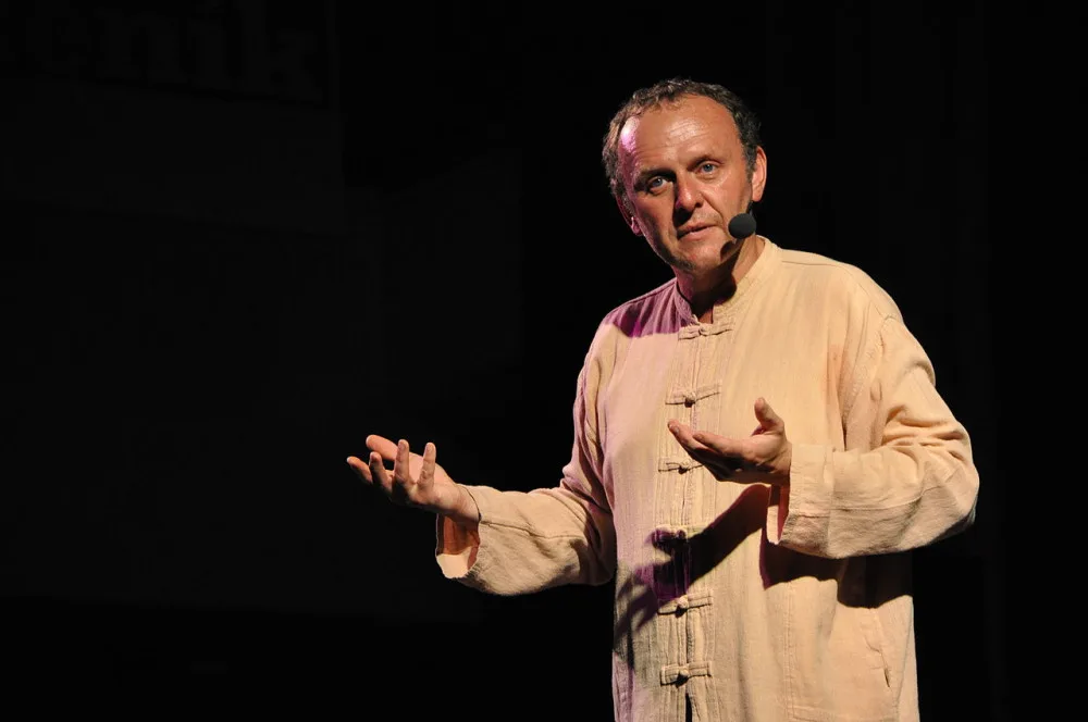 Jaroslav Dušek, oblíbený herec a improvizátor, slaví šedesátiny