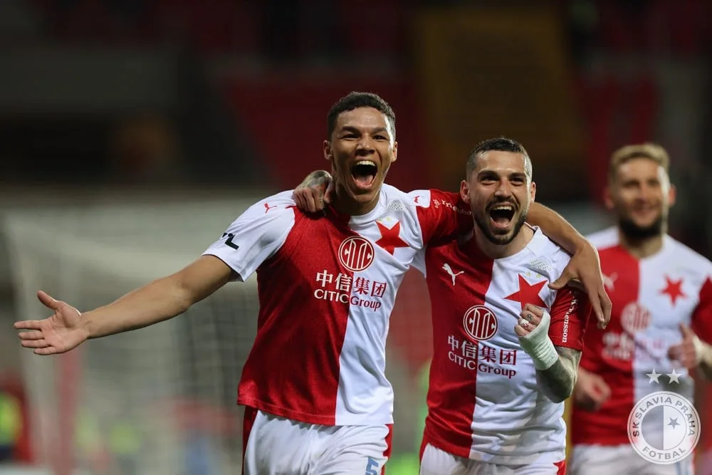 Mistři! Slavia si na oslavu titulu s chutí zastřílela, Plzeň porazila 5:1