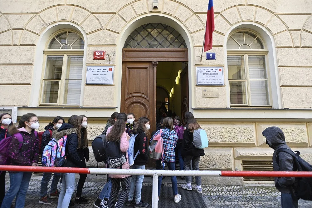 V Praze proběhl návrat dětí do škol bez potíží. Chybí však testy