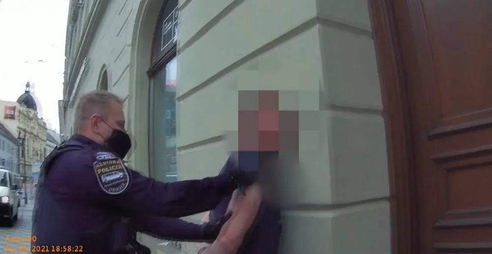 Nahý muž tloukl do projíždějících tramvají na Náměstí Republiky