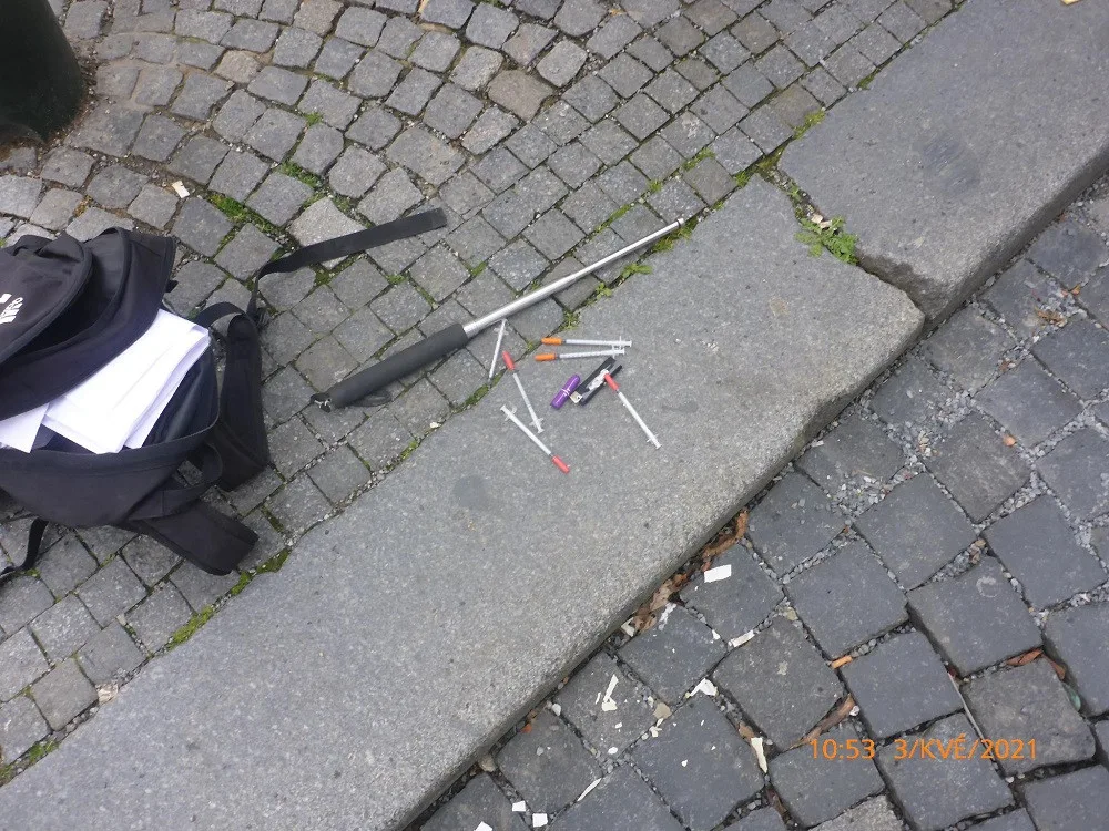 Žena ohrožovala zaměstnance obchodu teleskopickým obuškem. Našli u ní také injekční stříkačky