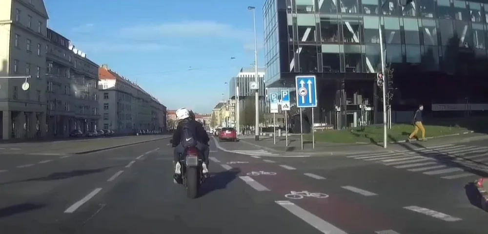 Policistům ujížděl motorkář na drogách. Našli ho, jak se krčí mezi zaparkovanými auty
