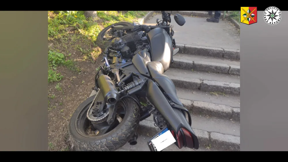 Policistům ujížděl motorkář na drogách. Našli ho, jak se krčí mezi zaparkovanými auty