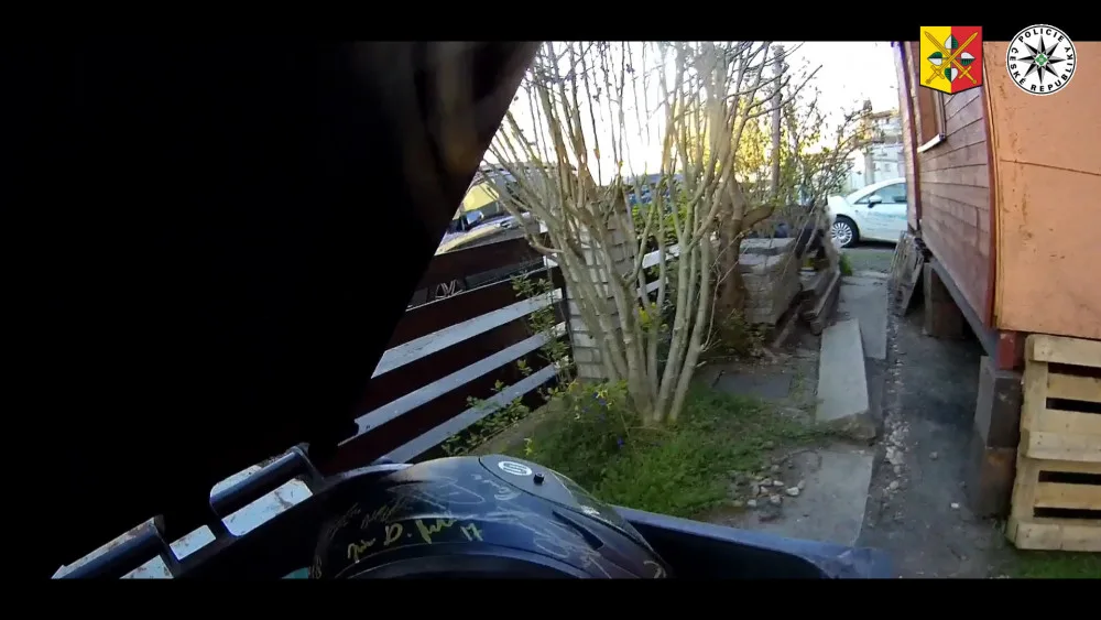 Policistům ujížděl motorkář na drogách. Našli ho, jak se krčí mezi zaparkovanými auty