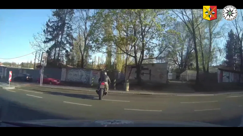 Policistům ujížděl motorkář na drogách. Našli ho, jak se krčí mezi zaparkovanými auty