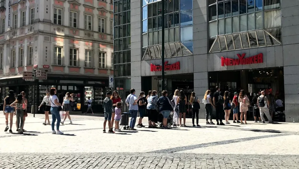 Obchody otevřely. Před některými prodejnami v Praze se tvořily fronty