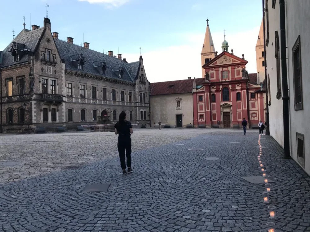 Na Pražském hradě se koná pietní akt za oběti koronaviru. Rozzáří se zde 30 tisíc svíček